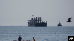 Ukrajnából származó tonna gabonát szállító teherhajó a Márvány-tengeren Isztambulban 2022. szeptember 2-án