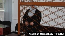 "Терроризмді насихаттады" деп айыпталған Жанна Өмірова сот залында тұр. 29 мамыр 2017 жыл.