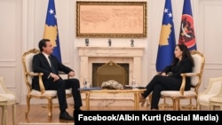 Foto e realizuar gjatë një takimi mes kryeministrit Albin Kurti dhe presidentes Vjosa Osmani të zhvillur në korrik të vitit 2025. Osmani synon edhe një mandat pesëvjeçar në krye të shtetit.  