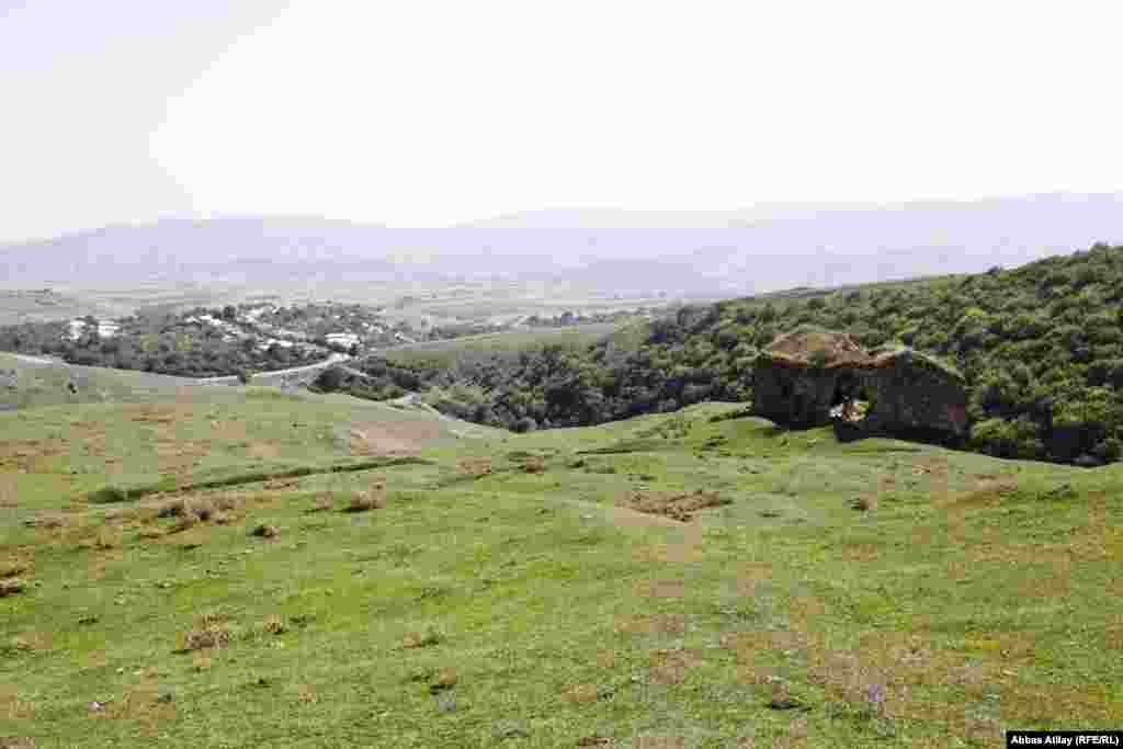 Bu kəndin qədim sakinləri isə albanlar hesab olunur. Kəndin ətrafında alban kilisələri və məbədləri bu günümüzə qədər gəlib çatıb.