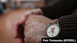 Наручные часы с изображением красной ленты — символом борьбы со СПИДом