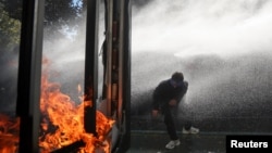 Policija vodenim topom pokušava rastjerati demonstrante tokom studentskog protesta u Tirani, Albanija, 14. oktobra 2026.