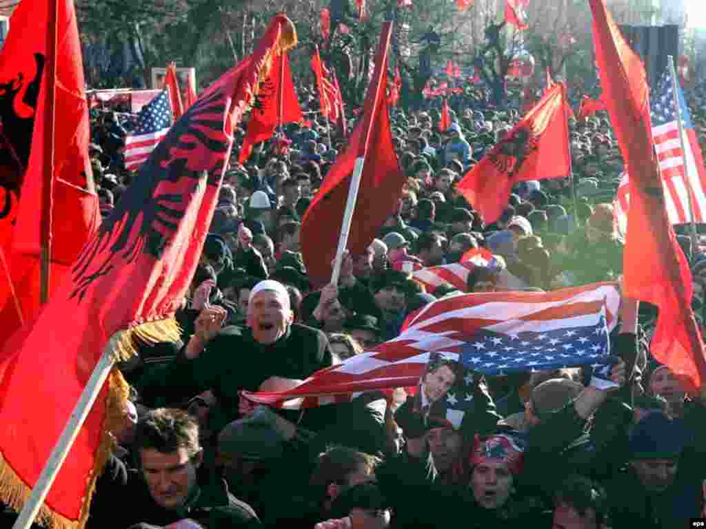 Kosovo -- Kosovo Albanians celebrate ndependence in Pristina, 17Feb2008 - Тисячі косоварів зібралися під парламентом, щоб почути проголошення незалежності