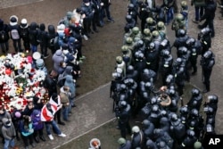 Архівне фото. Білоруський ОМОН блокує демонстрантів у Мінську, 15 листопада 2020 року