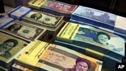 АКШ доллары жана Ирандын риалы. Иллюстрациялык сүрөт.