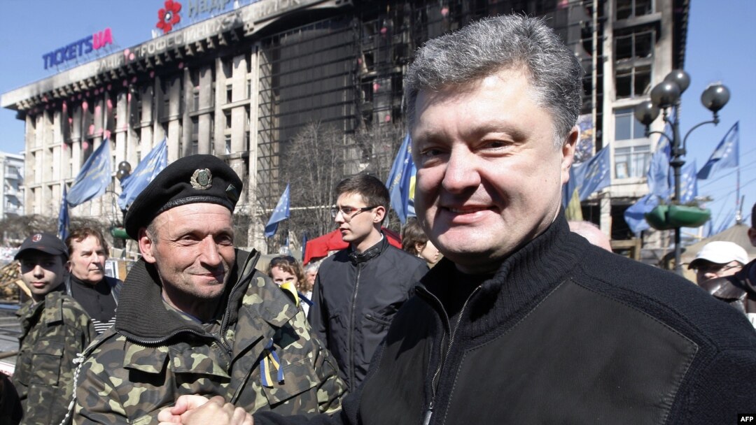 Ukrainian presidential hopeful Petro Poroshenko (right)