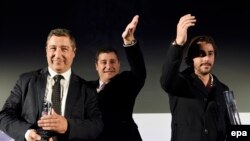  جوان روکا سرآشپز (چپ)