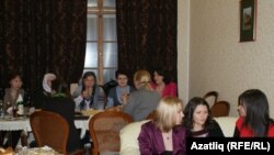 Өчпочмак мәҗлесе Прага үзәгендәге бер ресторанда үтте