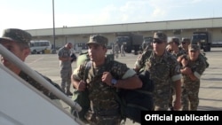 Armenia - Armenian army sergeants board a U.S. military transport plane at Yerevan airport, 4Aug2016.