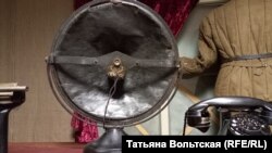 Из таких вот черных тарелок ленинградцы слушали блокадное радио