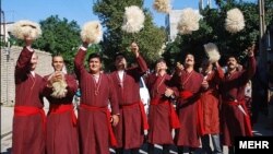 Garaşsyzlykdan soň ençeme ýylyň dowamynda müňlerçe türkmenistanly daşary ýurtlara gitdi. 