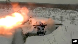 Orosz ejtőernyős hadgyakorlaton Jaroszlavl térségében, Oroszországban 2022. január 25-én