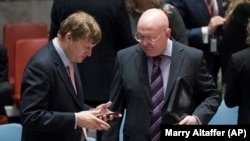 Ambasadorul britanic la ONU, Jonathan Allen (stg.) cu cel al Rusiei Vasili Nebenzia 