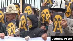 Участники митинга против добычи урана в Кыргызстана. Бишкек. 26 апреля 2019 года.