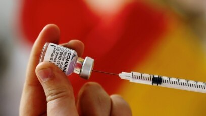 Një punonjës shëndetësor në Francë bën gati vaksinën Pfizer/BioNTech.