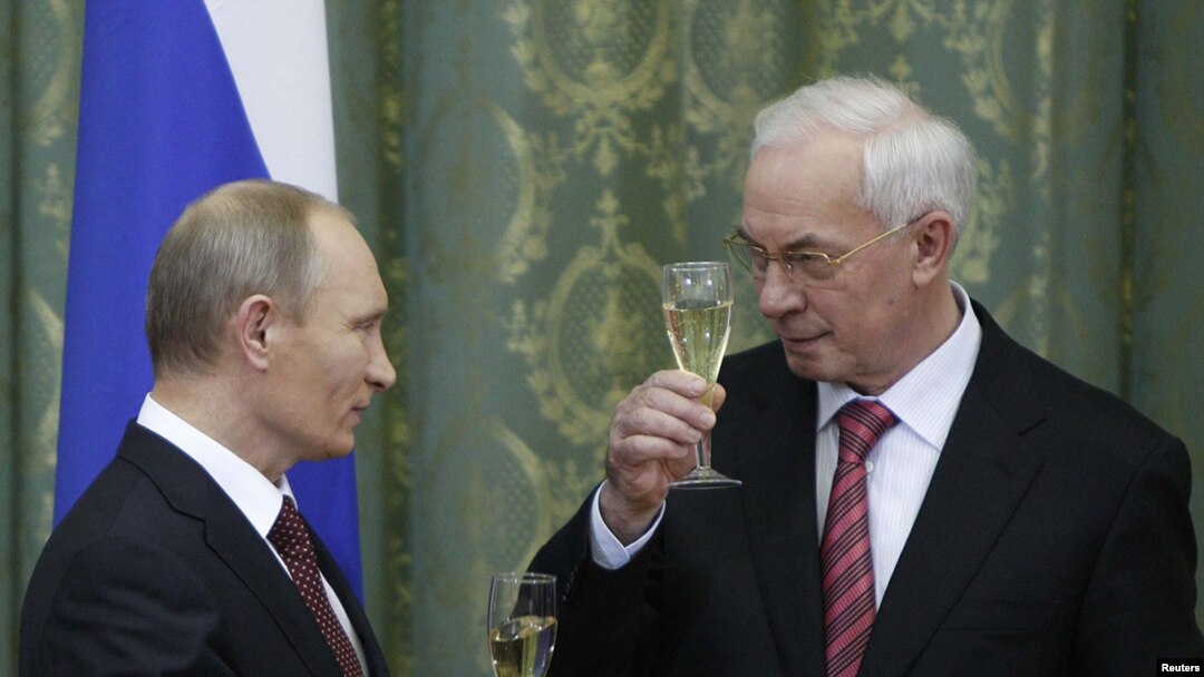 Премьер-министр России Владимир Путин со своим украинским коллегой Николаем Азаровым (справа) во время недавнего визита в Киев
