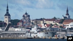 O navă militară ancorată în portul Tallinn în vara anului 2023. Estonia, care și-a recucerit independența față de Moscova în 1991, a devenit unul din aliații NATO cei mai atenți la planurile de expansiune regională ale Rusiei. 