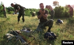 Marinsa amerikanë duke u rruar dhe pastruar para një takimi të batalionit më 12 qershor 1999. Ata po përgatiteshin për hyrjen në Kosovë, duke ndjekur forcat tjera të NATO-s.