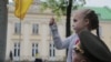 Государственный флаг во Львове подняла юная жительница Луганска (видео)