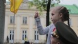 Маленька жителька Луганщини підняла державний прапор у Львові (відео)
