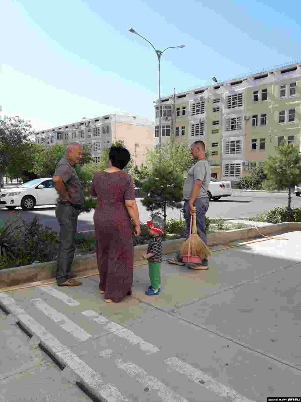 Aşgabatly ýaşaýjylar öz aralarynda gürleşýärler.