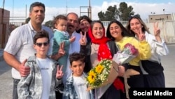 مریم اکبری منفرد در میان فرزندان و خانواده‌اش پس از آزادی از زندان