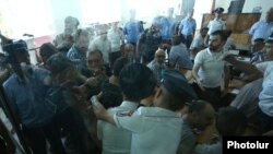 Armenia - A chaotic scene at the trial of arrested radical opposition members in Yerevan, 28Jun2017.