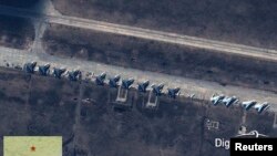 Предположительно российские самолеты Су-27 и Су-24 на границе Украины. Спутниковая фотография, опубликованная агентством Reuters в начале апреля.