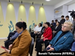 Бишкектеги Таштан Эрматов атындагы музыкалык-педагогикалык институттун Музыкалык билим берүү бөлүмүнүн мугалимдери.