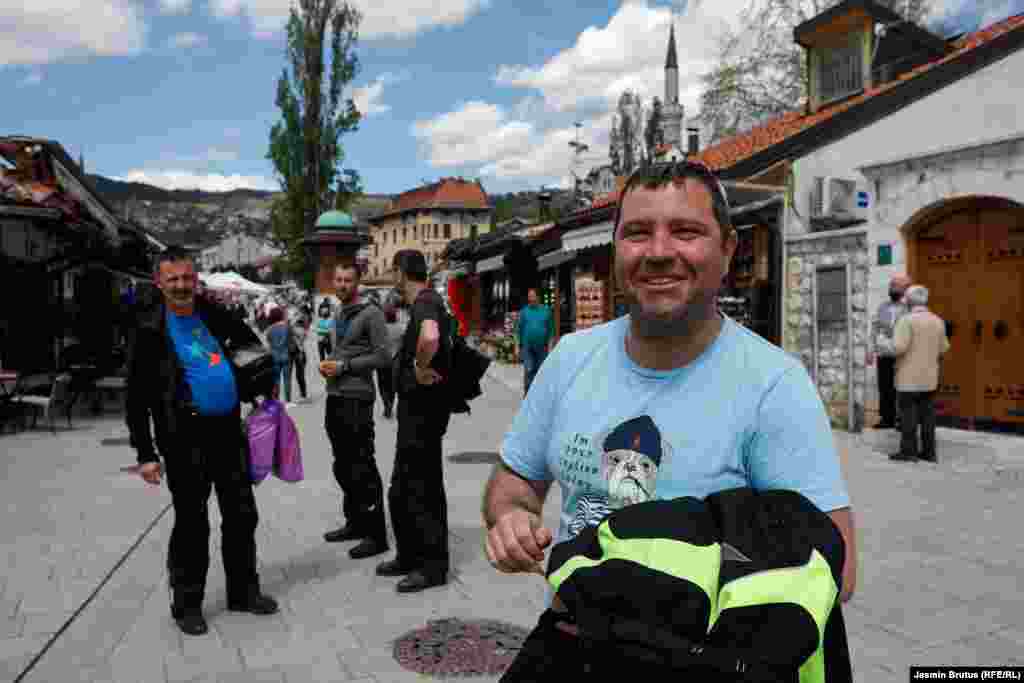 A szerb Szlobodan Camagity csak egy órára állt meg Szarajevóban. Barátaival Koszovót, Albániát és Montenegrót látogatták eddig végig, mint mondja, egy &quot;korona- balkáni túra&quot; keretében. &quot;Itt még mindig érvényben vannak a járványügyi korlátozások a turisták számára. Mivel Montenegróból jövünk, ezért 12 órán belül el kell hagynunk Boszniát.&quot;