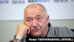 Стуруа заявил, что приглашение новых властей примет в том случае, если получит не только свою прежнюю должность, но и станет руководителем театра