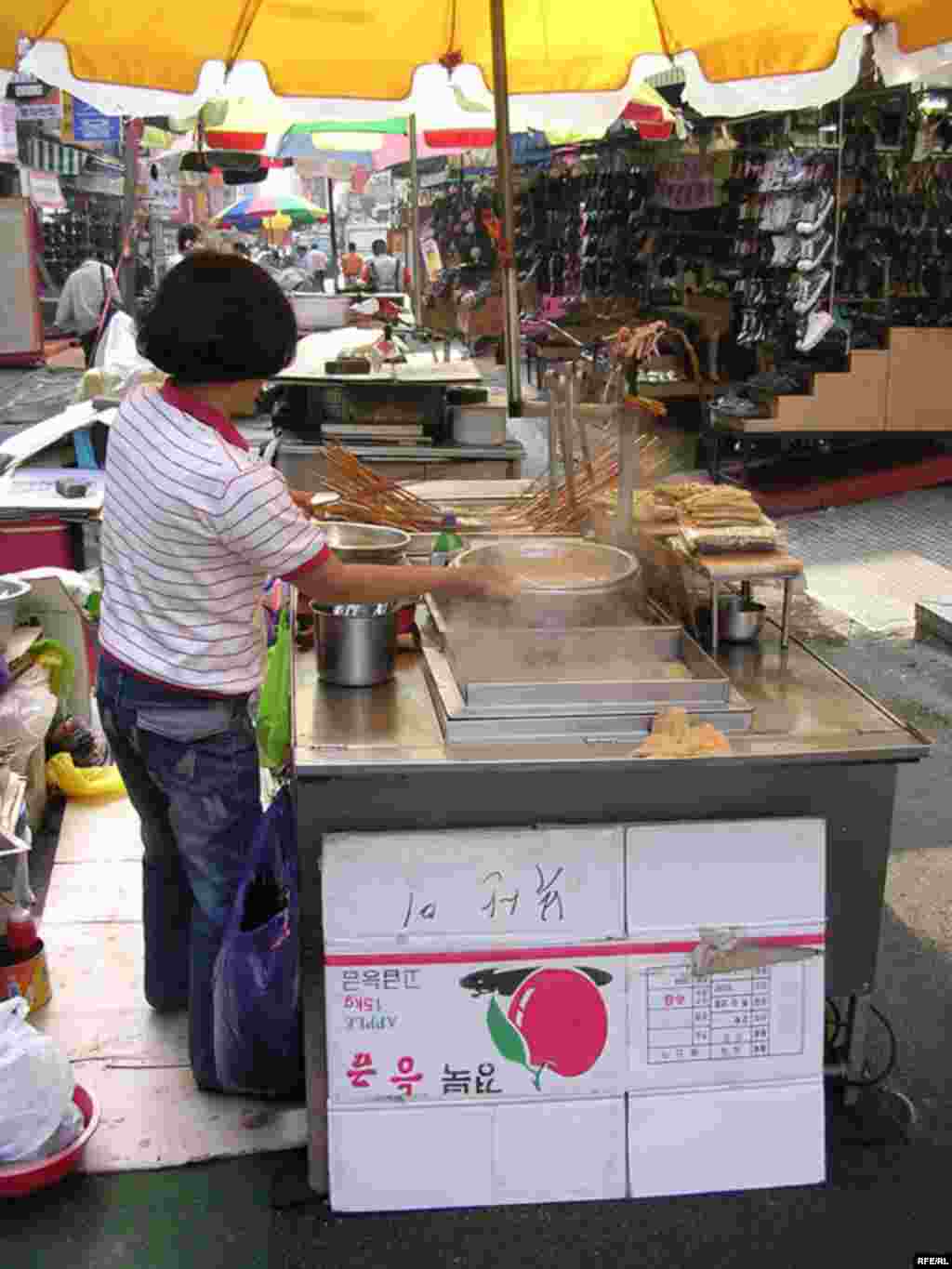 اين اغذيه فروش دوره گرد در بوسان، يکي از مخالفان تصويب «توافق تجارت آزاد» (FTA) ميان آمريکا و کره جنوبی است.