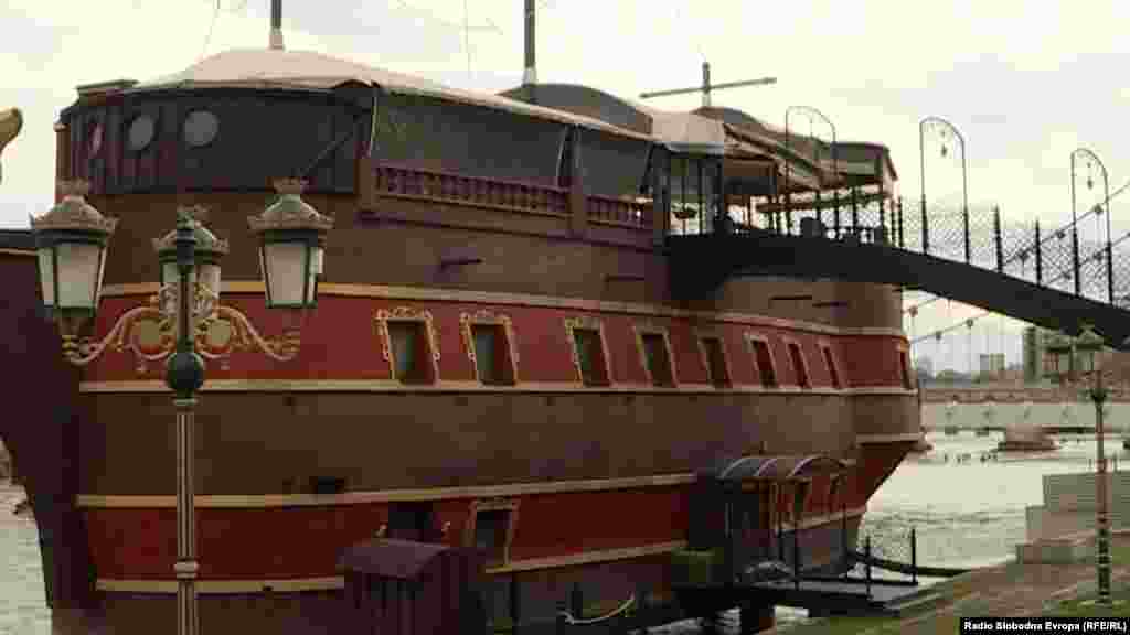 МАКЕДОНИЈА - Денеска почна демонтажата на една од галиите во реката Вардар во Скопје. Галиите се дел од проектот Скопје 2014.