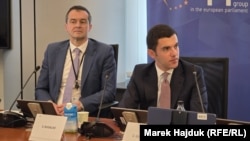 Посол України в ЄС Всеволод Ченцов (зліва) на круглому столі у Європарламенті щодо тимчасового захисту для українських біженців. Бельгія, Брюссель, 2 червня 2026 року