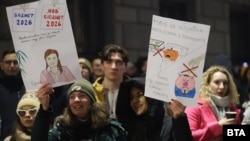 Хиляди се събраха на трети пореден масов протест в София срещу влиянието на Бойко Борисов и Делян Пеевски във властта и срещу временния главен прокурор Борислав Сарафов, за когото ВКС смята, че няма право да заема поста, 18 декември 2025 г.