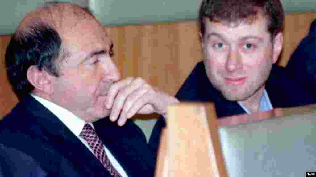 Борис Березовский (слева) с еще одним олигархом того времени Романом Абрамовичем на встрече депутатов Госдумы в декабре 1999 года. В 2012 году Березовский проиграл Абрамовичу 5,1 миллиарда долларов по иску об акциях &quot;Сибнефти&quot;