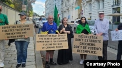 Пикет в Вене против высылки Мансура Мовлаева из Казахстана в Россию
