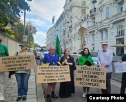 Шешенстан тумасы Мансур Мовлаевты Қазақстаннан Ресейге экстрадициялауға қарсы акция. Вена қаласы.