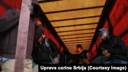 Илустрација: Мигранти во камион