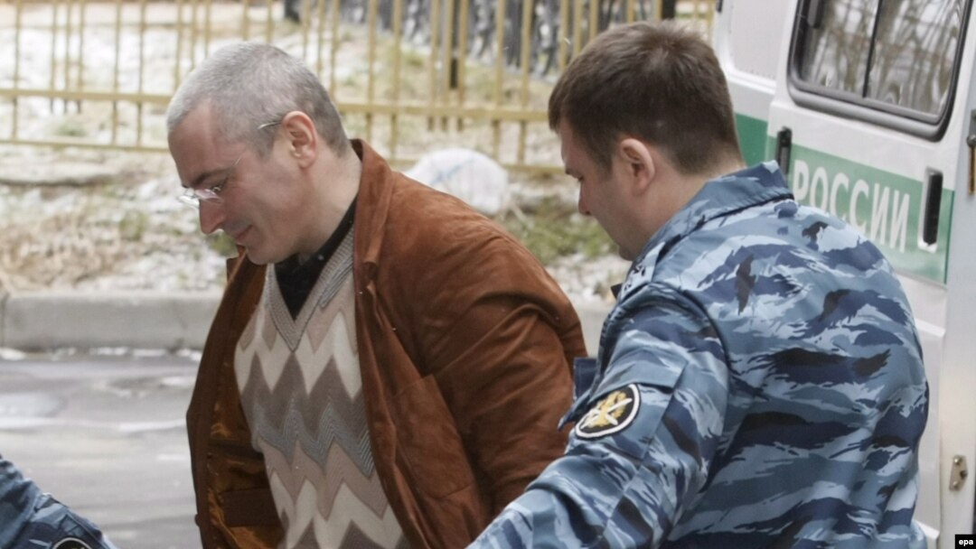 Михаил Ходорковский у здания Хамовнического суда.