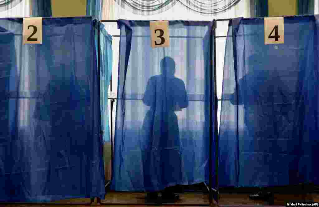 People vote during local elections in Kyiv on October 25. (AP/Mikhail Palinchak)