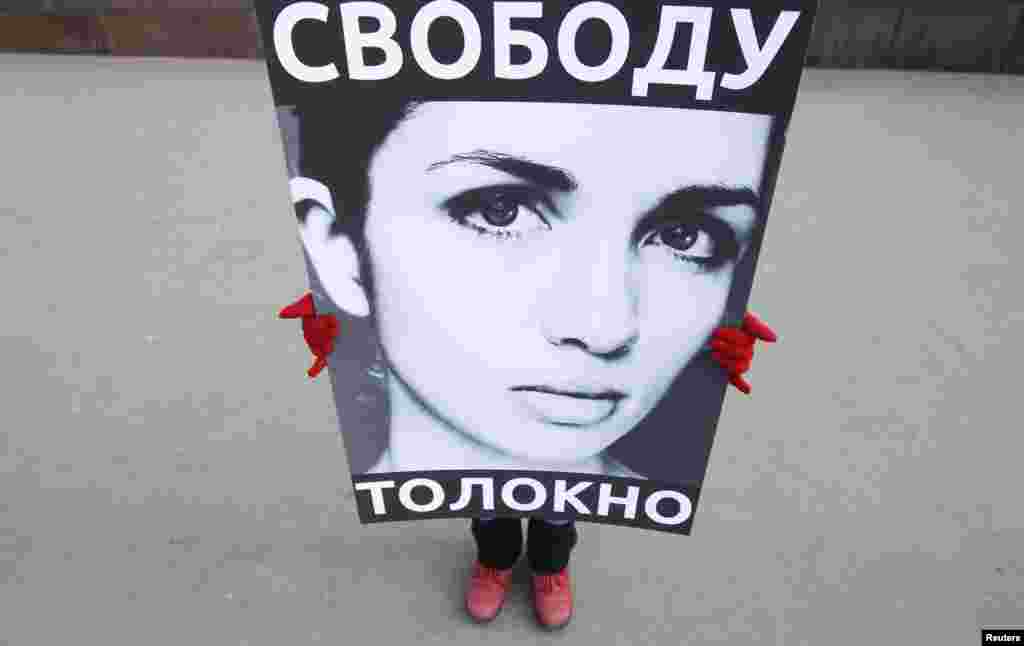 A lone protester stands in support of activists Maria Alyokhina and Nadezhda Tolokonnikova of the feminist punk band Pussy Riot outside a Moscow police station. (Reuters/Denis Sinyakov)