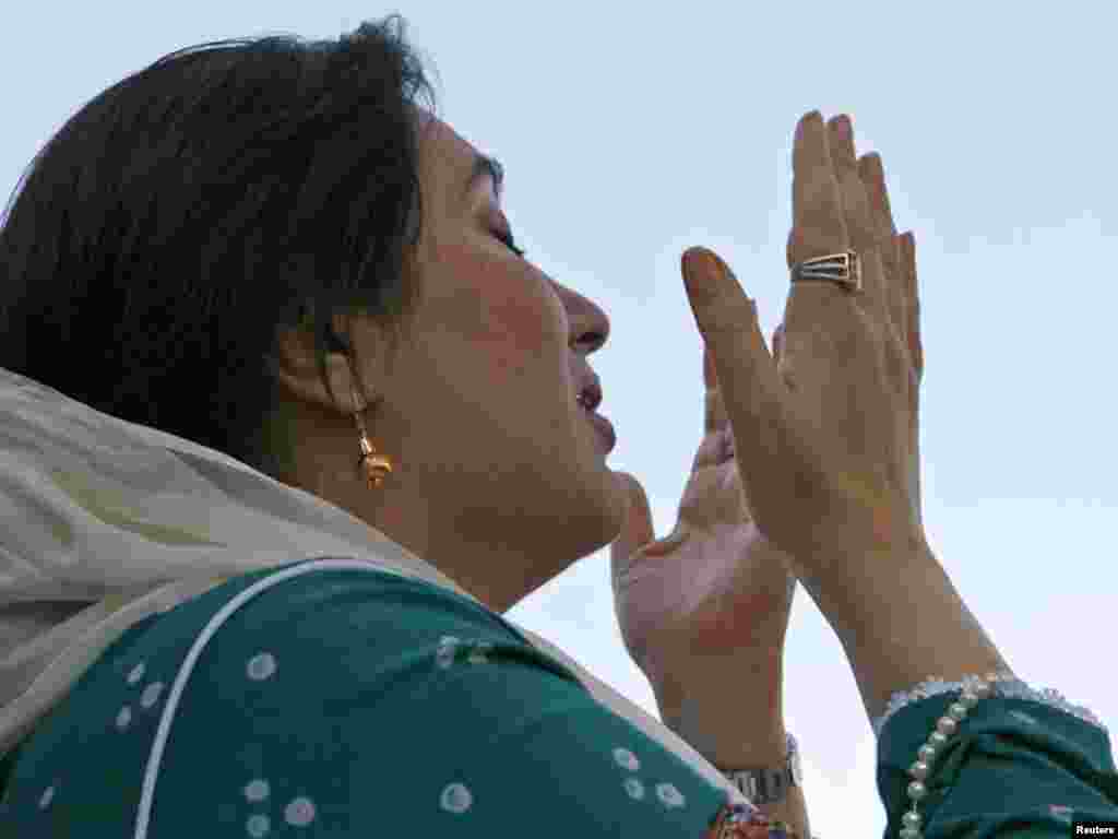 Benazir Bhutto prays as she arrives in Karachi, October 18, 2007. Bhutto ended eight years of self-exile on Thursday, returning to Karachi where more than 100,000 supporters poured onto the city's streets to welcome her home. REUTERS/Petr Josek 