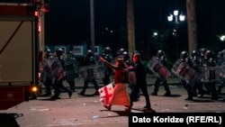 დღეს ამ ხუთი პირის გარდა პროკურატურამ კიდევ 11 პირს წაუყენა ბრალდება “სტრატეგიული და განსაკუთრებული მნიშვნელობის მქონე ობიექტის ჯგუფურად ხელში ჩაგდების მცდელობის, ჯგუფური ძალადობის ორგანიზების და მასში მონაწილეობის” საქმეზე.