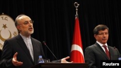 Iranian Foreign Minister Ali Akbar Salehi (left) and his Turkish counterpart, Ahmet Davutoglu, attend a news conference in Ankara on October 21.