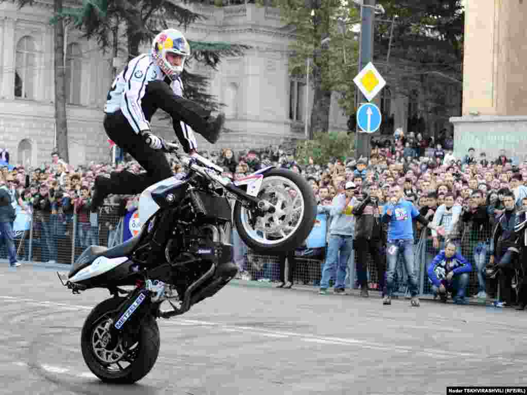 ქრის ფაიფერმა პარლამენტის წინ შეკრებილ ადამიანებს წარმოუდგენლად რთული ნომრები აჩვენა.