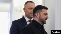 Președintele Volodimir Zelenski (dr.) în vizită la omologul său polonez Karol Nawrocki (Fotografie de arhivă) 