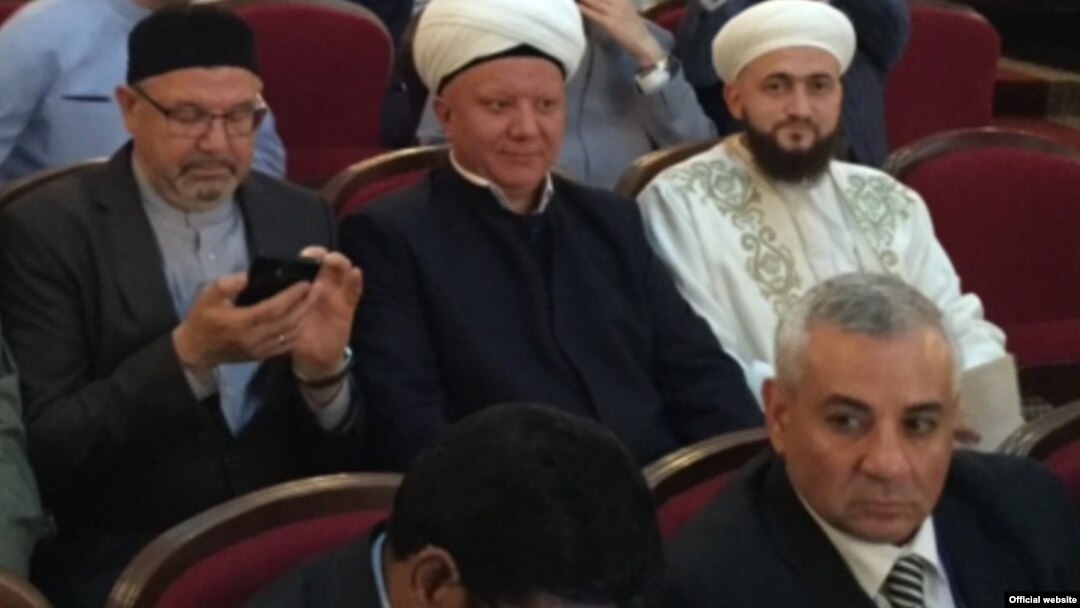 Конференциядә өстә уңда Татарстан мөфтие Камил Сәмигуллин. Татарстан мөфтияте фотосы