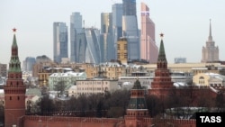 Russia -- A view of the Kremlin and the Moscow International Business Center, also known as Moskva City, with some under-construction skyscrapers in Moscow, December 3, 2014 