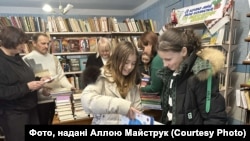 Сумівська філія Бершадської публічної бібліотеки отримала 118 нових українських книг від українців зі США